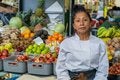 Mujer vende vegetales y frutas en mercado