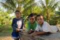 Una niña y dos niños en una zona costanera