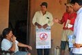 personal de salud conversando con pacientes sobre chagas