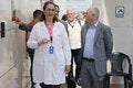 Laura Salvestrini, directora de la Clínica de Prevención del Cáncer, recorre las instlaciones del centro médico con representantes de la OPS