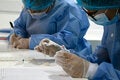 Trabajadores de la salud con kits de prueba en un laboratorio.