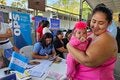 Madre con recién nacida, vacunada contra la polio