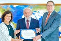 El Dr. Jarbas Barbosa, el Presidente de Brasil, Luiz Inácio Lula da Silva, y la Ministra de Salud, Nísia Trindade, sujetan la certificación de Brasil que lo declara libre de sarampión.