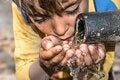 niño tomando agua