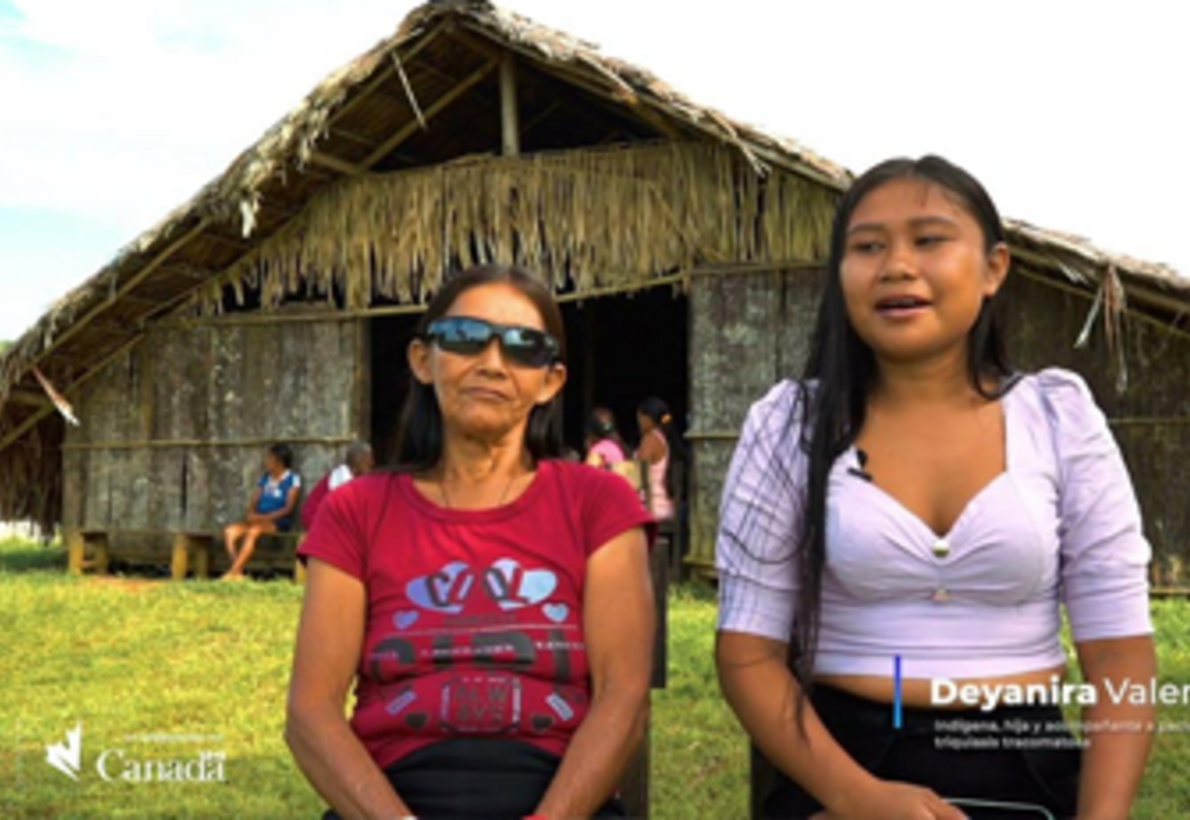 dos mujeres sentadas hablando en una entrevista sobre tracoma en colombia