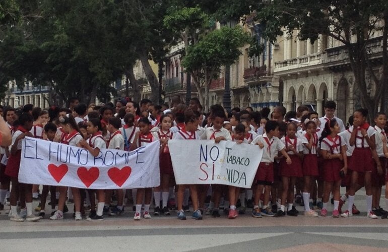 Desfile de niños en el Día Mundial Sin Tabaco 2020