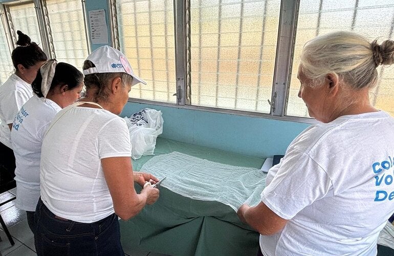 Voluntarias de salud de El Paraíso elaboran turundas de gasa
