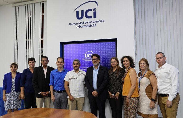 Equipos de la OPS/OMS y la UCI durante visita a Universidad de Ciencias Informáticas