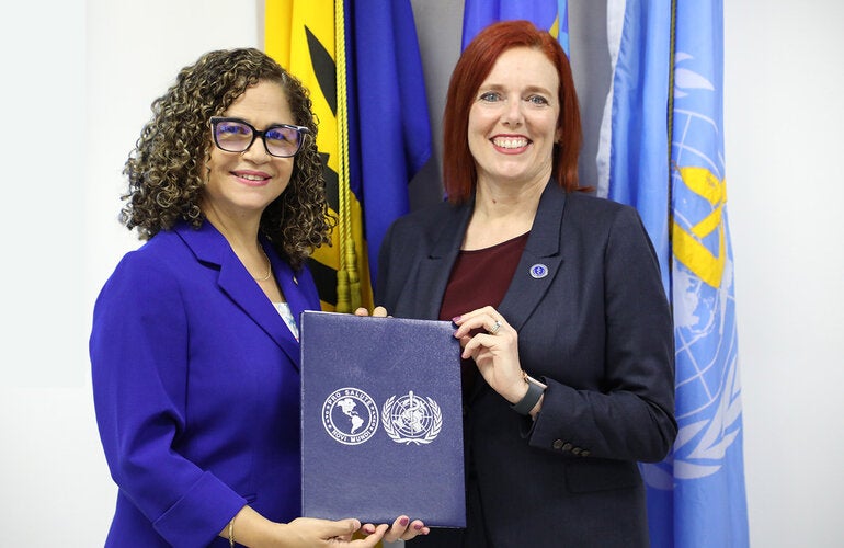 PAHO and Ross University representatives sign agreement