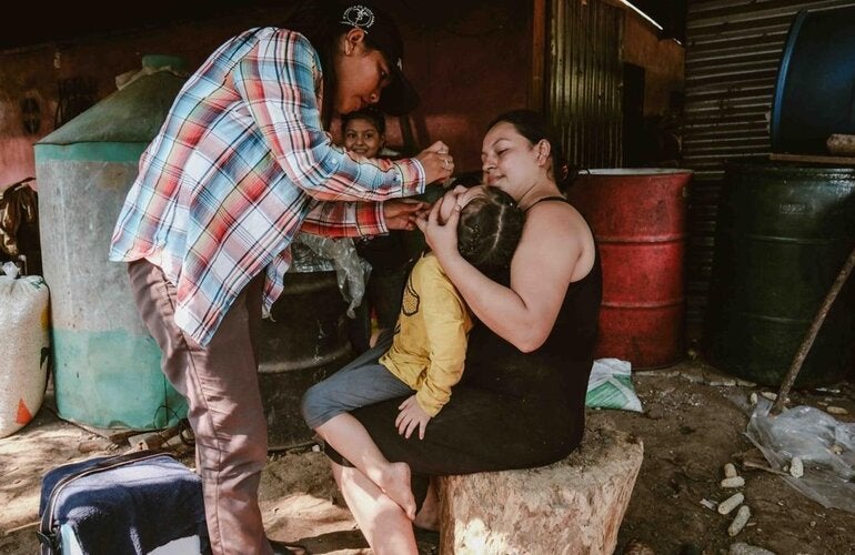 Personal del Ministerio de Salud Pública y Asistencia Social realiza una actividad extramuros administrando las vacunas IPV y OPV, San Andrés Villa Seca, Retalhuleu, Guatemala. 