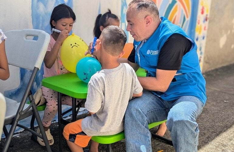 psicólogo usando ludoterapia con niños migrantes