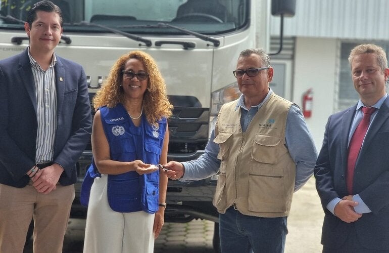 Ana Emilia Solís entrega las llaves del camión refrigerado al PAI