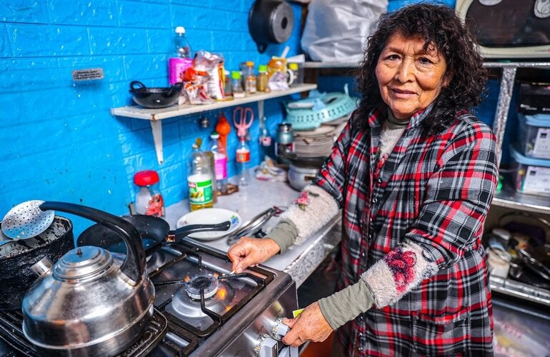 MINEM/ Mujer enciende una cocina a gas 