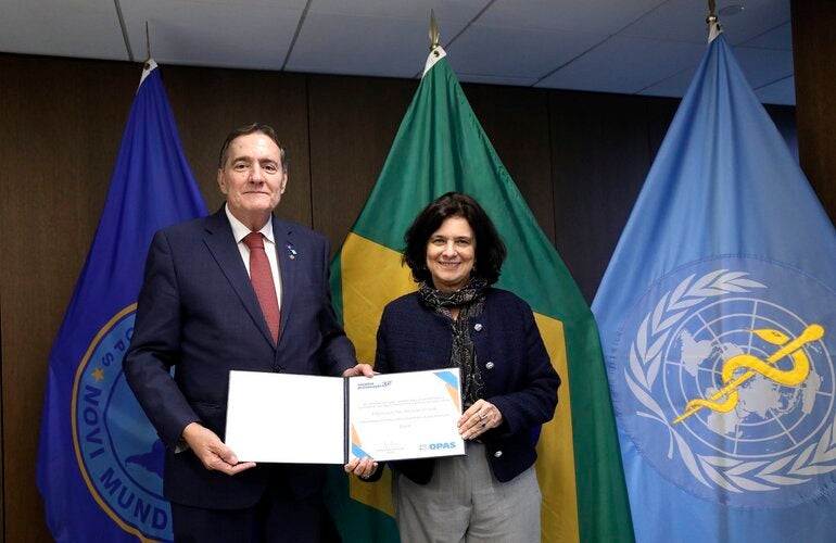 Jarbas Barbosa y Nísia Trindade posan con el reconocimiento que recibió Brasil por eliminar la filariasis linfática