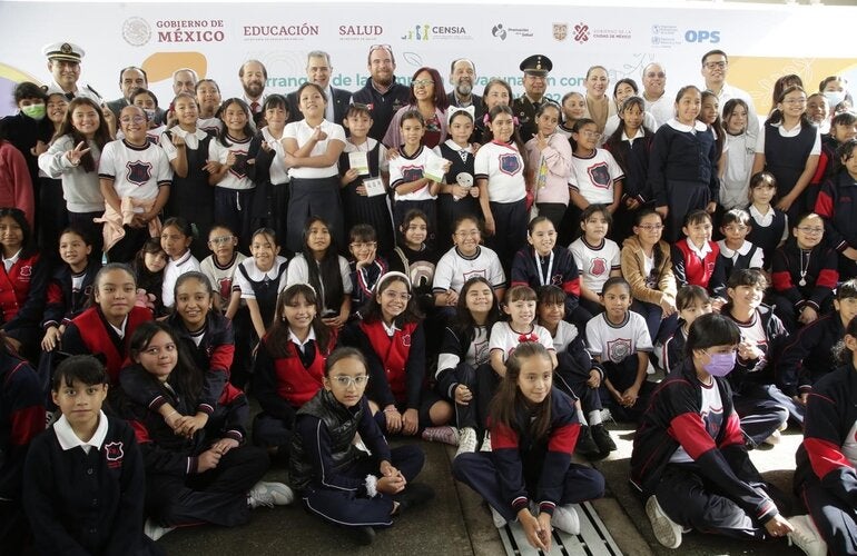 Foto de grupo: autoridades y estudiantes de la primaria Benito Juárez; lugar de lanzamiento de la campaña