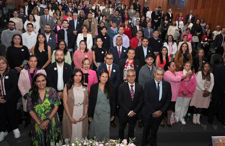 Foto de grupo, participantes y autoridades que hicieron la apeartura del Congreso