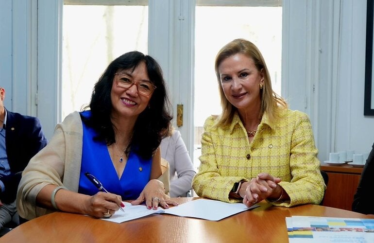 Dra. Caroline Chang, Representante entrante y Dra. María Dolores Pérez-Rosales, Representante saliente