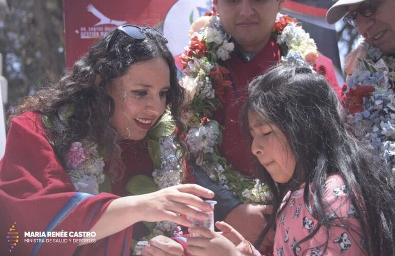 ministra de salud con niña