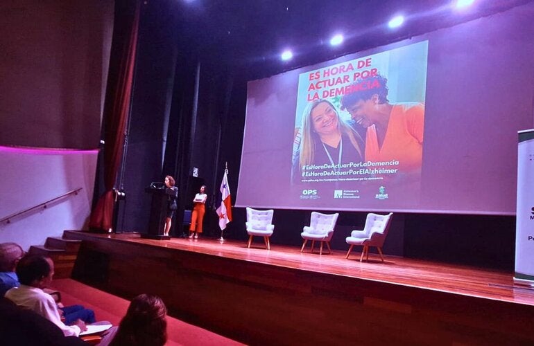 Fotografía de Dra. Zohra Abaakouk en el lanzamiento de campaña para concienciar sobre esta enfermedad y promover una sociedad más inclusiva y solidaria con las personas que la padecen, con el lema “Es hora de actuar por la demencia”.