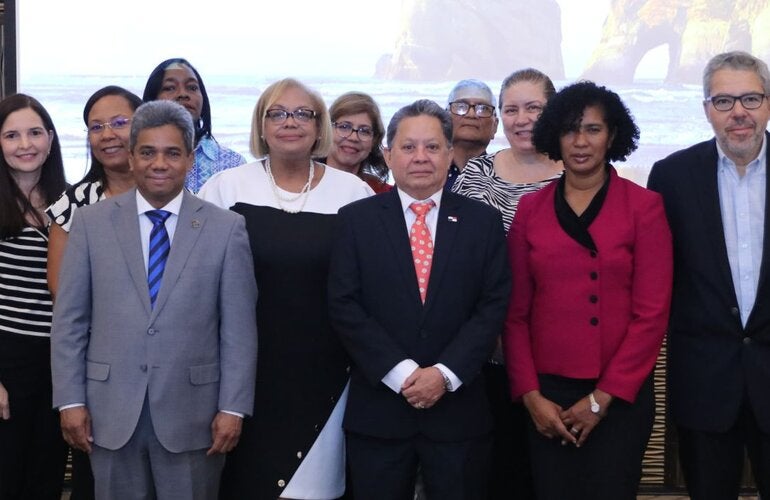 Foto grupal de participantes - La Comisión Regional de Monitoreo y Reverificación para la Eliminación del Sarampión, Rubeola y Síndrome de Rubéola Congénita (SRC) se reunió con la Organización Panamericana de la Salud (OPS), el Ministerio de Salud (MINSA) La Comisión Nacional de Certificación para la Sostenibilidad de la eliminación del Sarampión, Rubeola y Síndrome de Rubeola Congénita (CNS) y autoridades de salud panameñas para evaluar los avances y definir próximas acciones para que el país pueda ser ver