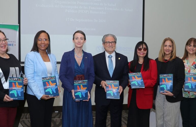 Foto grupal de autoridades y directivos - El Ministerio de Salud (MINSA) de Panamá, en colaboración con la Organización Panamericana de la Salud (OPS), llevó a cabo una plenaria para presentar los resultados de la evaluación del desempeño de las Funciones Esenciales de Salud Pública (FESP) renovadas. Este evento, que contó con la participación de más de 80 representantes de diversas instituciones, marcó un hito en el compromiso del país por fortalecer su sistema de salud.