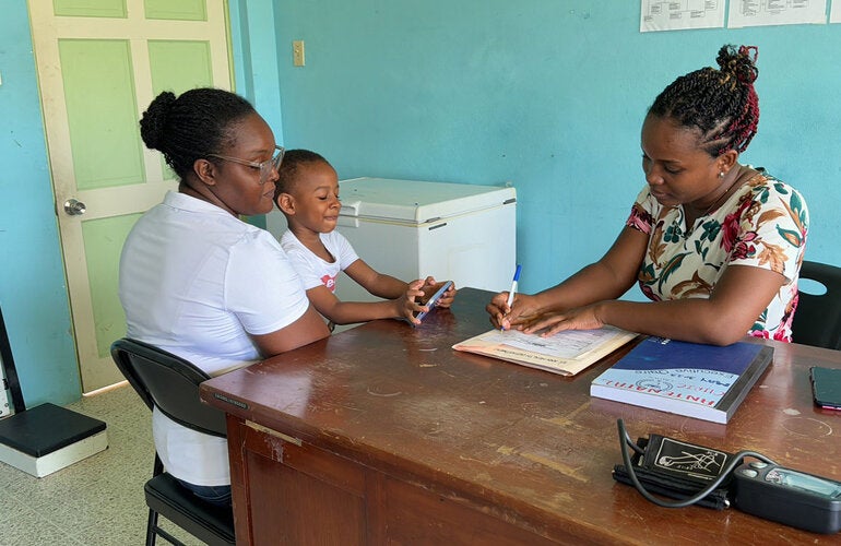 Madre e hijo en consulta médica