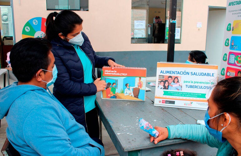 Personal de salud explica a paciente sobre la tuberculosis