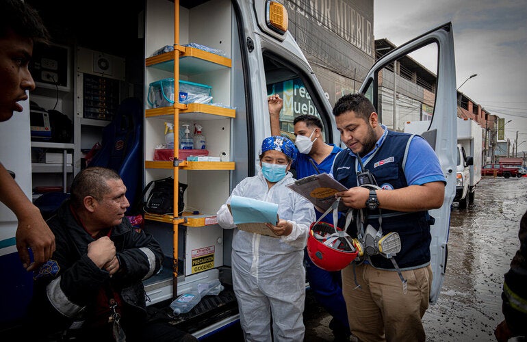 Imagen referencial de equipos médicos de emergencia