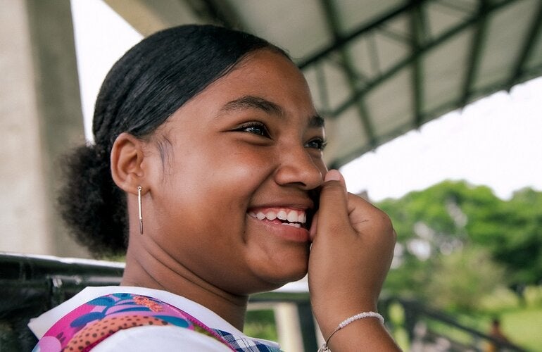 Adolescente de perfil sonriendo