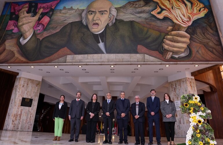 Expertos y autoridades que inauguraron el Congreso bajo el mural del auditorio del CISS que muestra al cura Hidalgo.