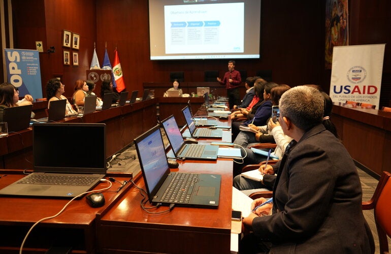 OPS/Luz Rospigliosi || Asistentes presenciando una ponencia sobre vigilancia epidemiológica en Perú.