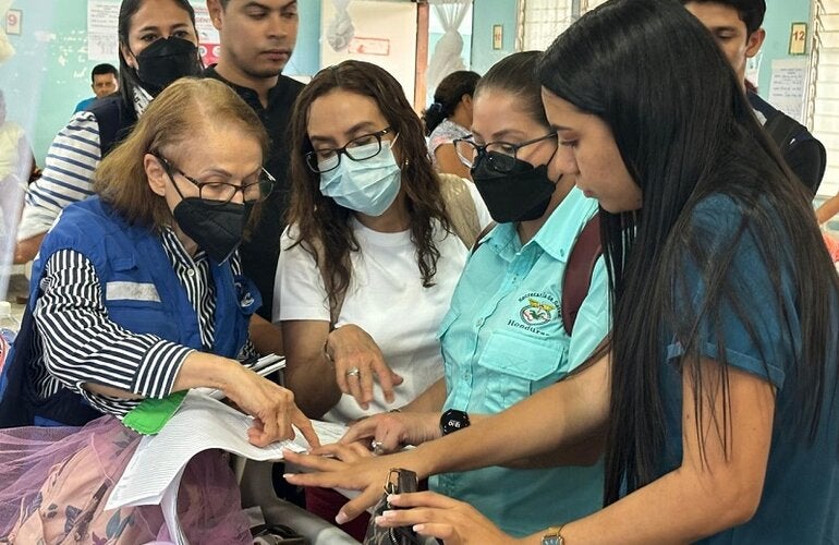 Anabelle Alfaro trabaja con equipos locales para fortalecer la atención del dengue