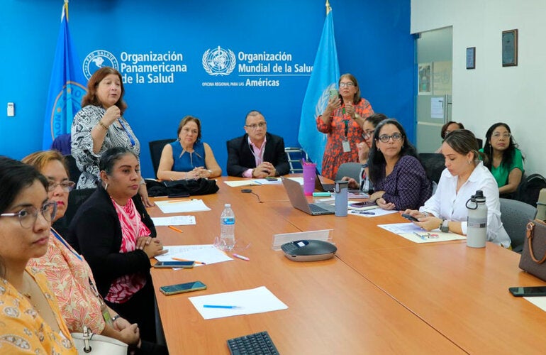 Fotografía de los participantes de la reunión donde se presentaron los avances del Programa de Acompañamiento Humano y Espiritual del Enfermo (PAHEE).