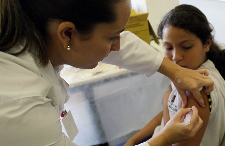 Profesional de la salud vacuna a una adolescente en el brazo contra el VPH