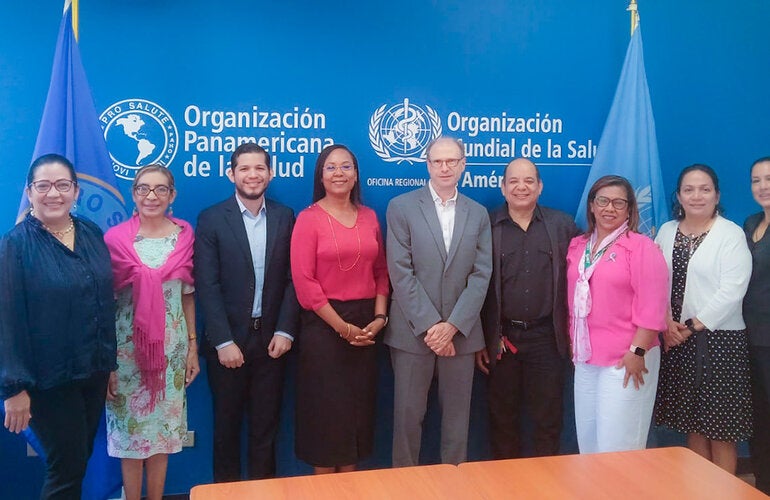 Fotografía grupal del lanzamiento de un nuevo curso virtual sobre los fundamentos del manejo de medicamentos sujetos a control. 