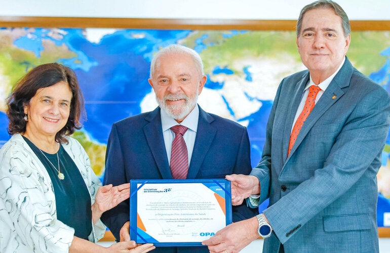 Dr. Jarbas Barbosa, President of Brazil, Luiz Inácio Lula da Silva, and Minister of Health, Nísia Trindade hold Brazil’s certification declaring it free of measles.