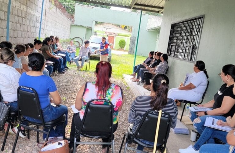 consejeros de vih en Santa Bárbara siendo capacitados por la OPS