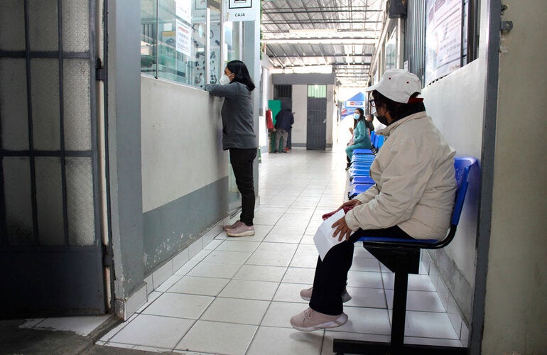 Personas esperando turno en un centro de salud