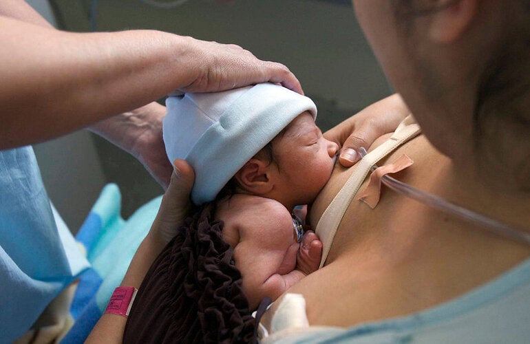 mujer amamantando a un bebé prematuro