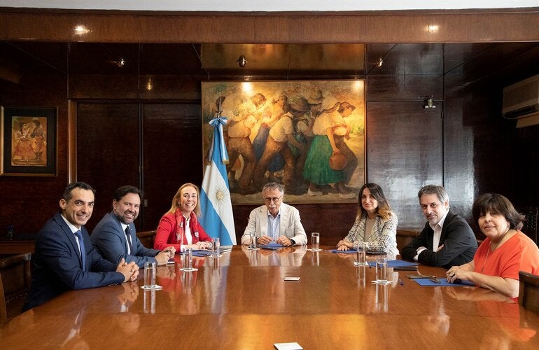 Foto con los participantes de la reunión