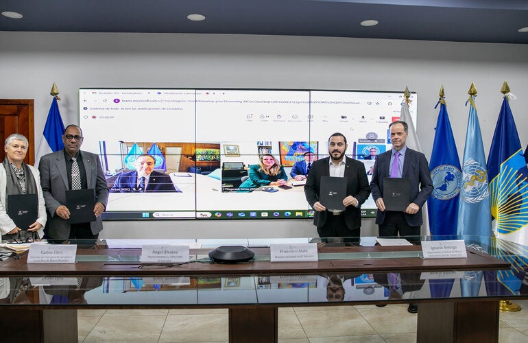 From left to right: Carine Clert, World Bank Country Manager for El Salvador and Costa Rica, Ángel Álvarez, Interim Representative of PAHO El Salvador, Jarbas Barbosa, Director of PAHO/WHO, Olga Gómez, Representative of the IDB in El Salvador, Francisco Alabi, Minister of Health of El Salvador and Ignacio Astorga, Health Specialist of the IDB.