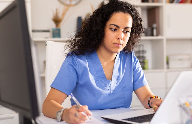 Trabajador de salud participando en una capacitación virtual