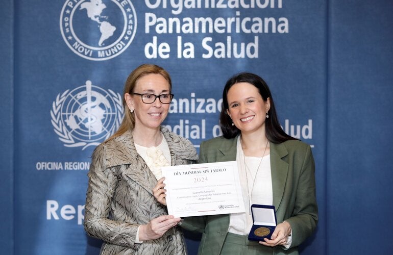 Foto de la representante de OPS en Argentina y la premiada