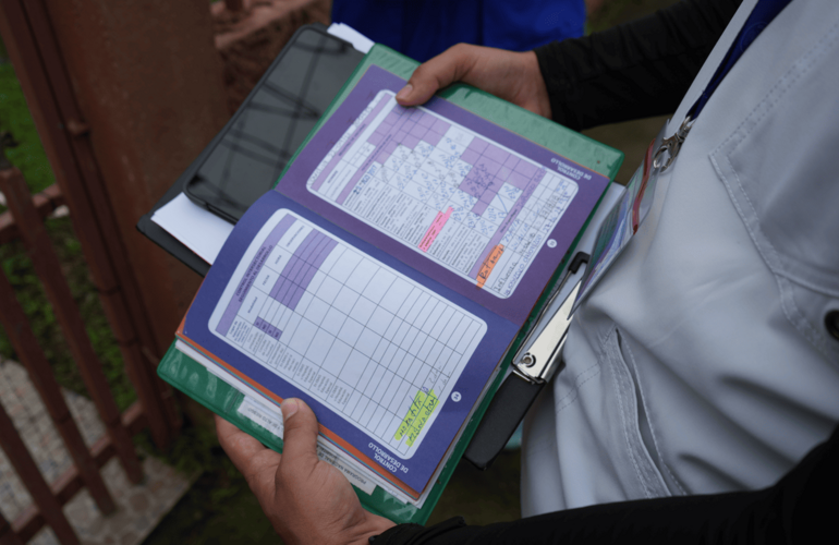 Para verificar las coberturas de vacunación, durante el monitoreo rápido se revisan los libros de vacunas de los niños y las niñas.