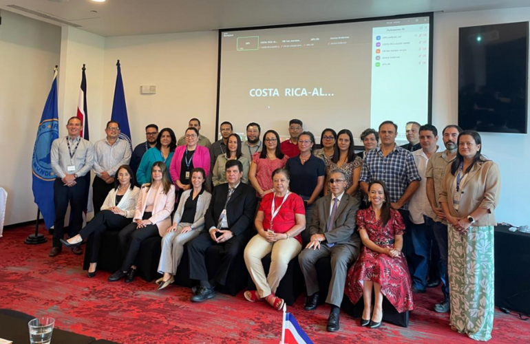 Todas las personas participantes en el taller posan para la fotografía grupal