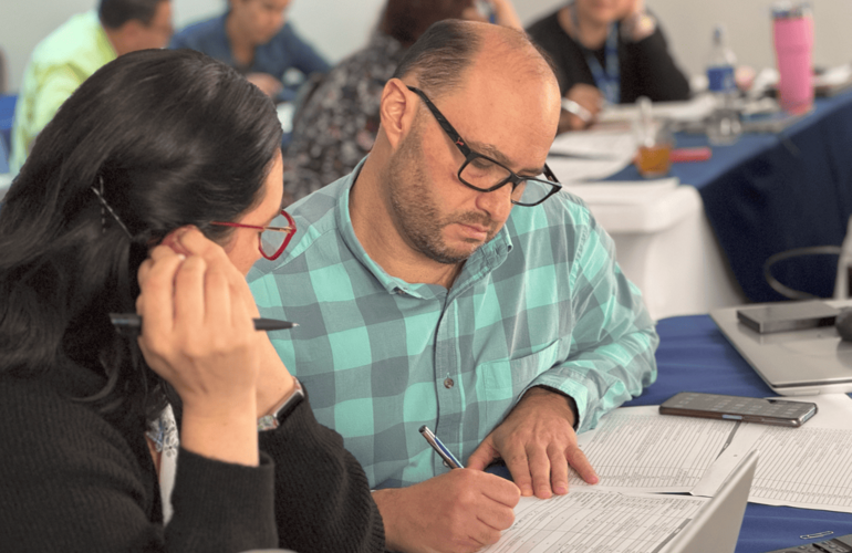 Dos participantes del taller realizan uno de los ejercicios