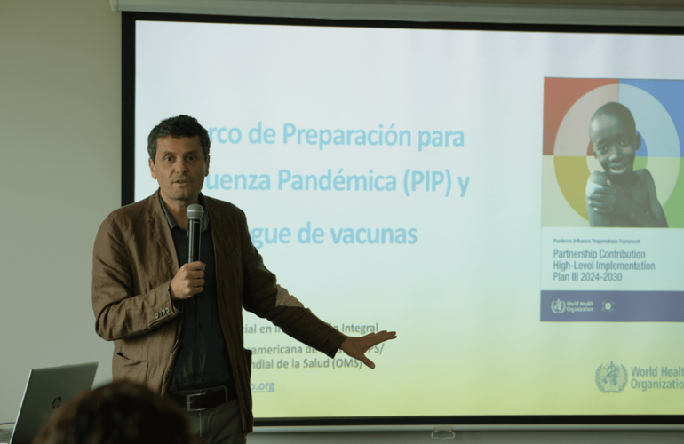 Francisco Nogareda, del equipo de OPS/OMS durante su exposición