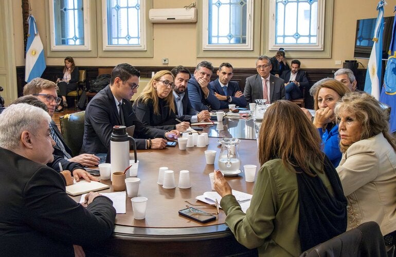 Foto de integrantes de OPS e integrantes de la Comisión de Salud de la Cámara de Diptuados