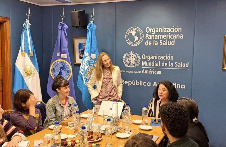 Foto de adolescentes y jóvenes que dialogan con integrantes de OPS