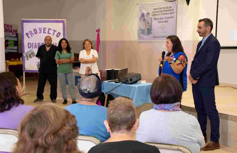 Foto de representantes de OPS dialogando sobre el programa ante los participantes de Diabfrail